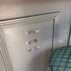 Thorndown Wood Paint 2.5 Litres - Lead Grey - Painted on cupboard door