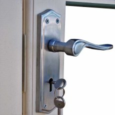 10Gx12 Shire Belgravia Log Cabin  - close up of door handle with keys